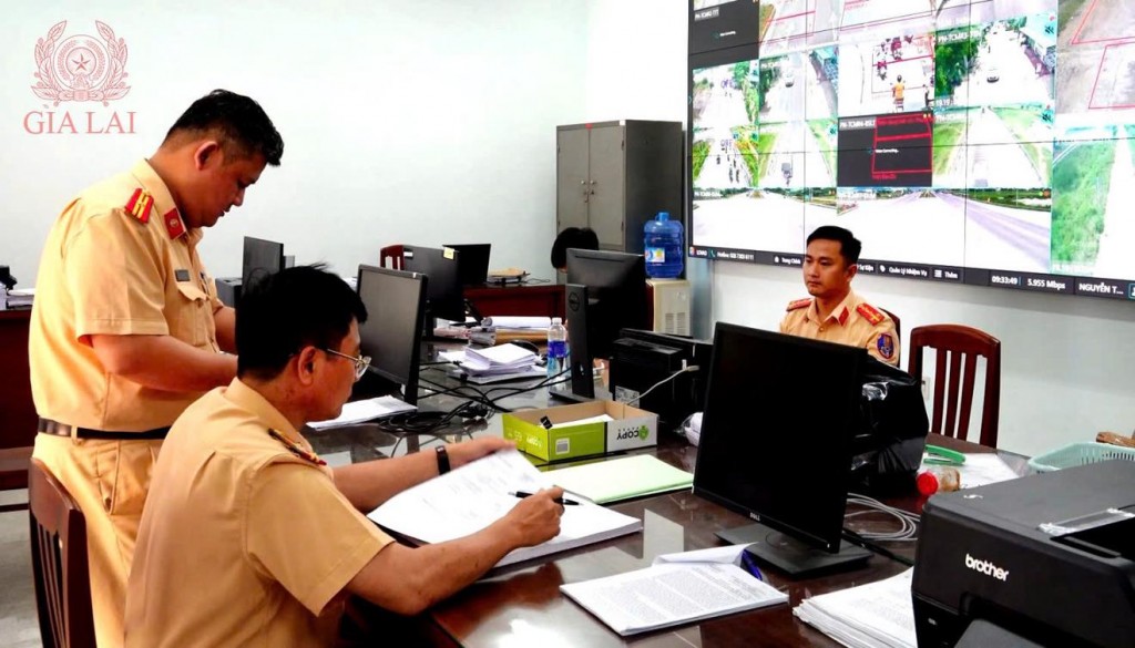 Cán bộ CSGT kiểm tra, đối chiếu thông tin, hình ảnh phương tiện vi phạm an toàn giao thông bị camera ghi lại (Ảnh: CA)