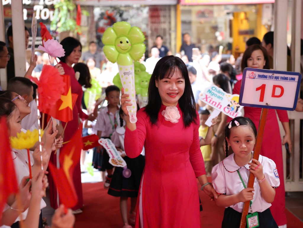 Cô và trò trường Tiểu học Thăng Long, phường Hoàn Kiếm