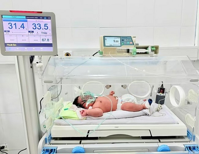 Ca sinh đặc biệt, bé trai nặng 6,2kg tại Quảng Ninh