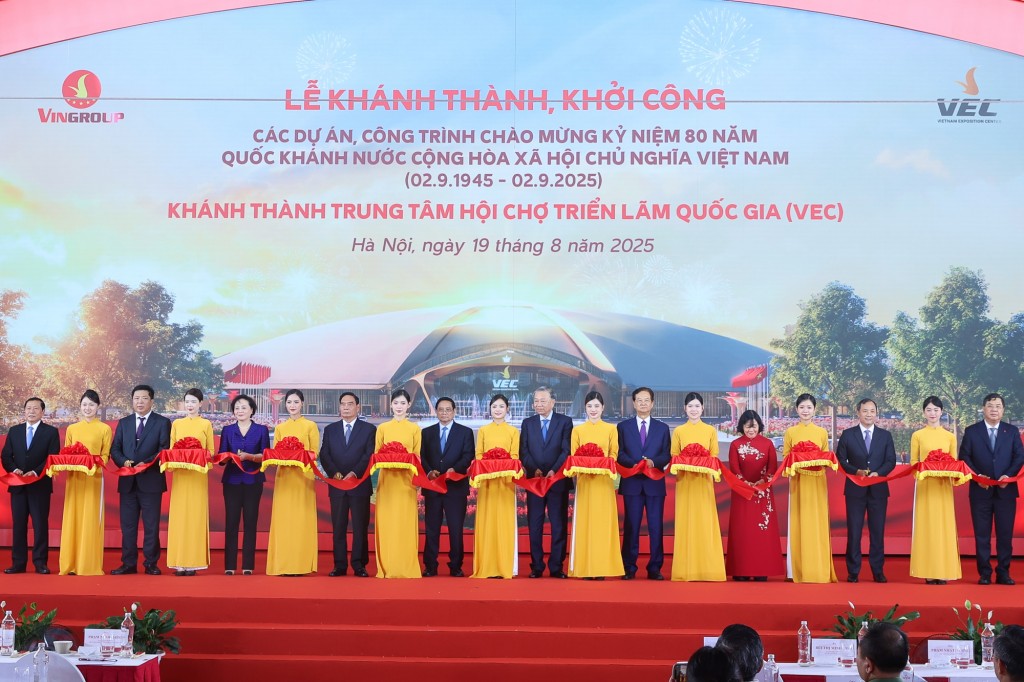 Các đồng chí lãnh đạo, nguyên lãnh đạo Đảng, Nhà nước cắt băng khánh thành công trình Trung tâm Triển lãm Việt Nam chào mừng kỷ niệm 80 năm Cách mạng Tháng Tám thành công và Quốc khánh nước Cộng hòa xã hội chủ nghĩa Việt Nam (2/9/1945 - 2/9/2025)- Ảnh: VGP/Nhật Bắc