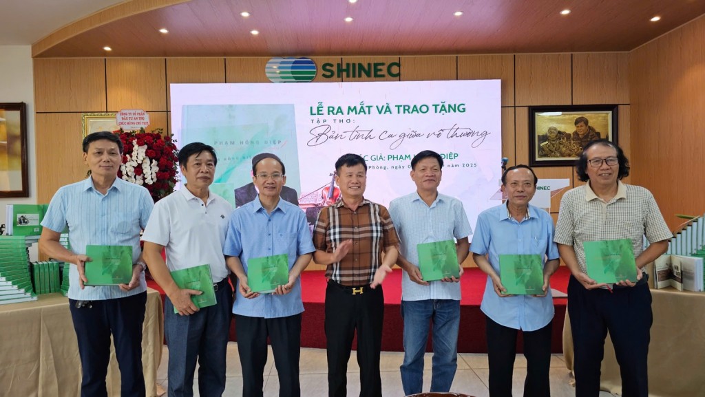Tác giả Phạm Hồng Điệp tặng sách cho các đại biểu tham dự lễ ra mắt tập thơ “Bản tình ca giữa vô thường”