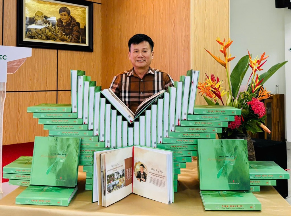 Tác giả Phạm Hồng Điệp bên tập thơ thứ tư “Bản tình ca giữa vô thường” vừa được xuất bản