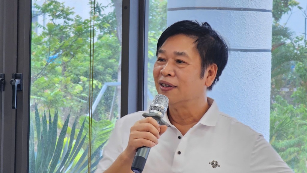 Nhà văn Nguyễn Đình Minh, Chi hội trưởng Chi hội Nhà văn Việt Nam tại Hải Phòng chia sẻ tại buổi lễ ra mắt tập thơ “Bản tình ca giữa vô thường”.