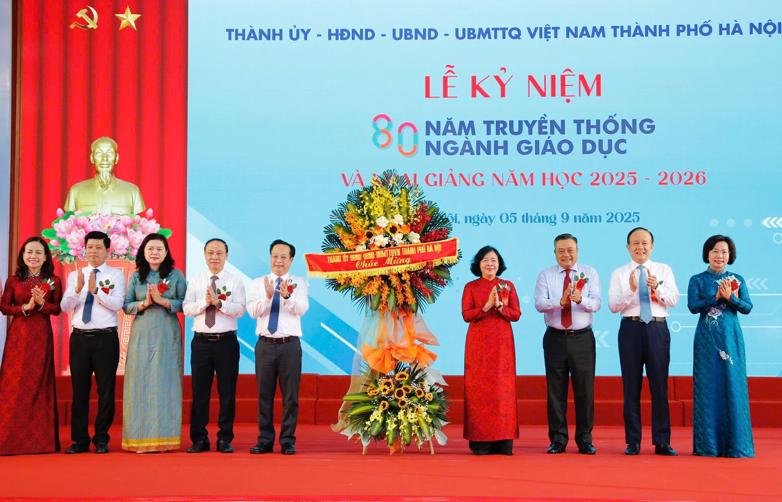 Học sinh Thủ đô hân hoan mừng 80 năm ngành Giáo dục và khai giảng năm học mới