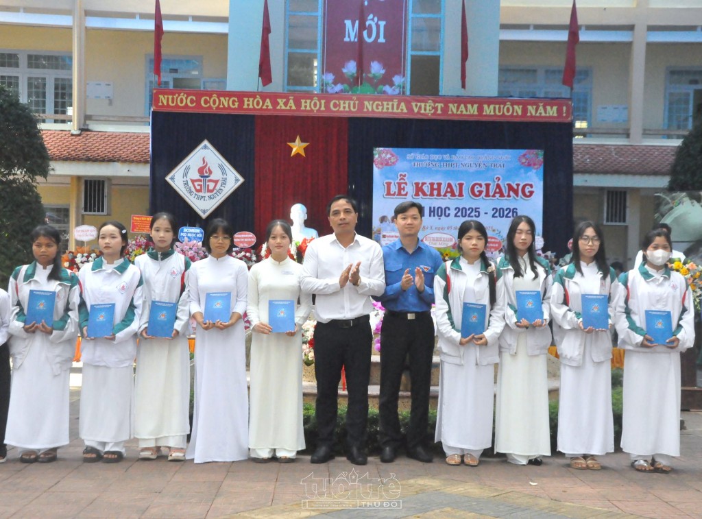 Quảng Ngãi: Tưng bừng khai giảng năm học mới ở vùng biên