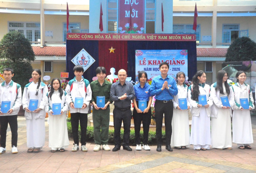 Bí thư TW Đoàn Nguyễn Minh Triết dự lễ khai giảng vùng biên giới