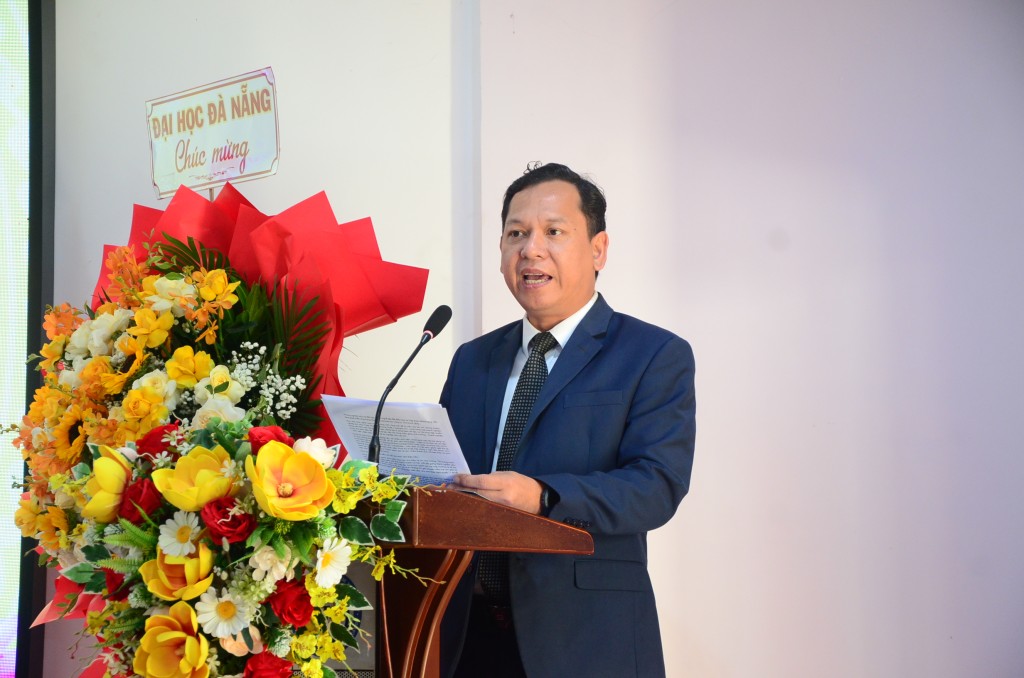 TS. Phan Bảo An, Bí thư Đảng ủy, Chủ tịch Hội đồng trường Đại học Sư phạm Kỹ thuật - Đại học Đà Nẵng đọc diễn văn khai giảng (Ảnh Đ.Minh)