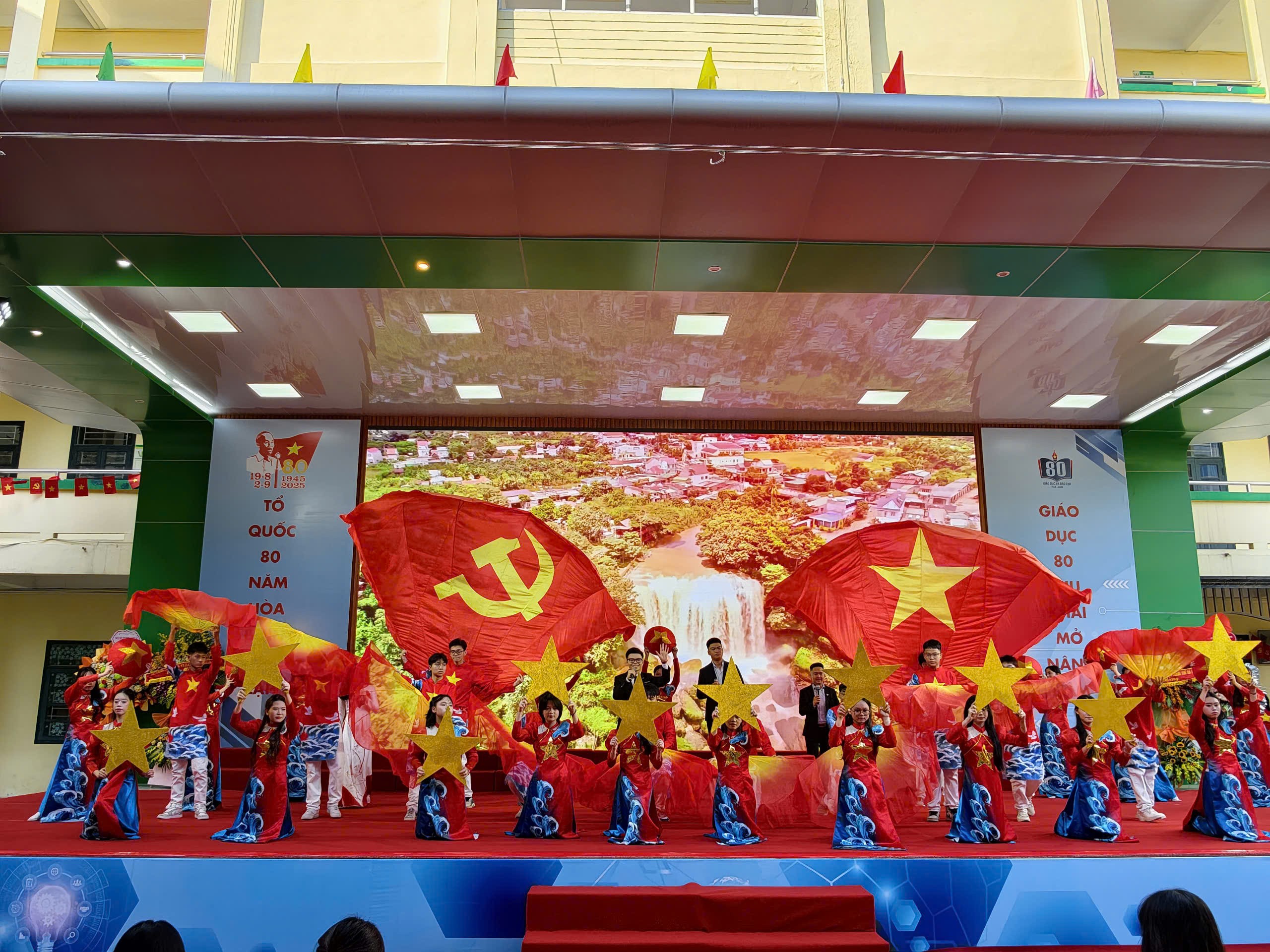 Học sinh Thủ đô hân hoan mừng 80 năm ngành Giáo dục và khai giảng năm học mới