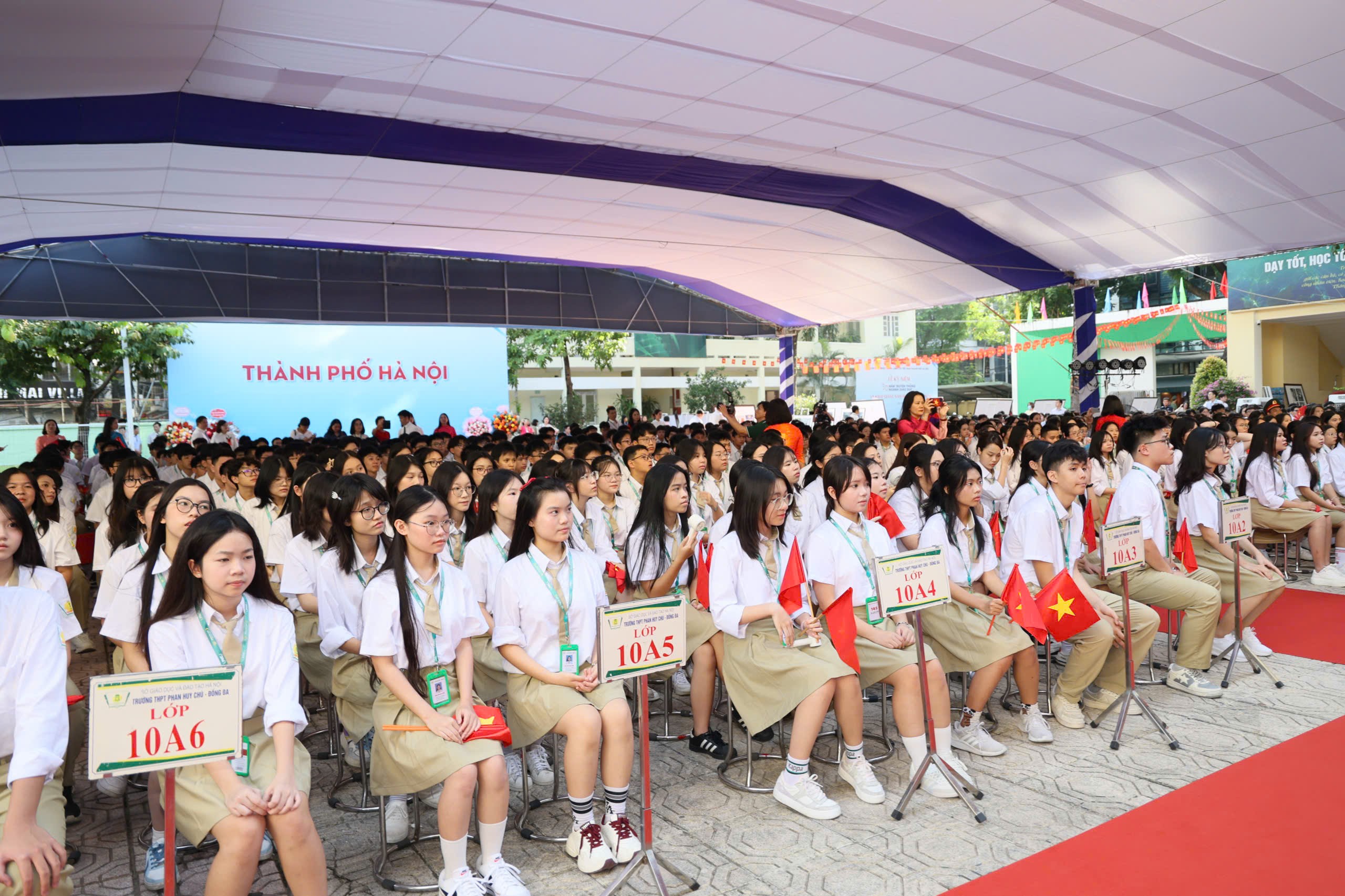 Học sinh Thủ đô hân hoan mừng 80 năm ngành Giáo dục và khai giảng năm học mới