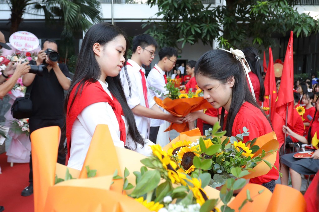 Những bó hoa tươi thắm được học sinh trao tặng, thay lời tri ân gửi đến thầy cô trong ngày khai giảng.