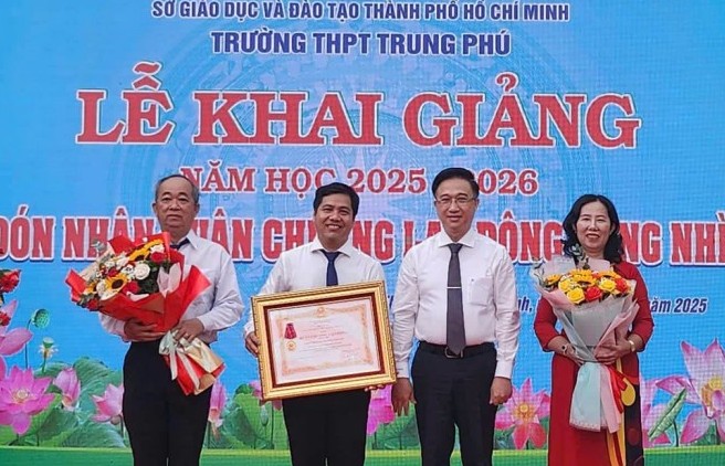 Nhiều trường vinh dự đón nhận Huân chương Lao động dịp khai giảng