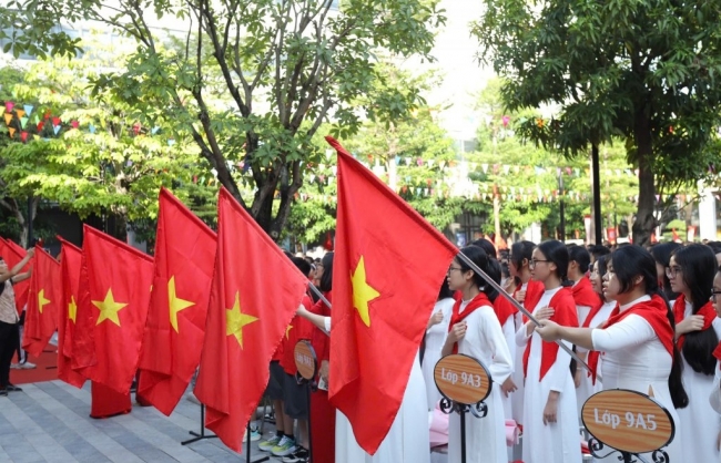 Khai giảng năm học mới: Bài học đầu tiên có dáng hình núi, sông...