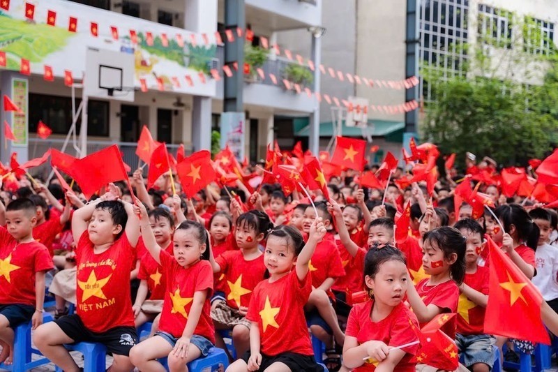 Vui tiếng trống tựu trường trong tiếng hát mùa thu...
