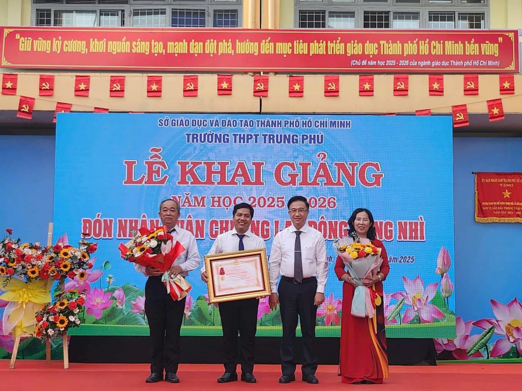 Ông Đặng Minh Thông, Phó Bí thư Thành uỷ TPHCM đã trao Huân chương Lao động hạng Nhì của Chủ tịch nước cho tập thể nhà trường.