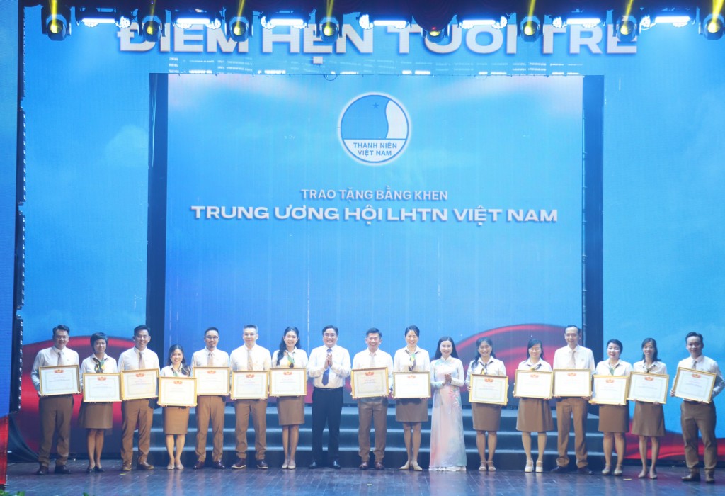 Bí thư Trung ương Đoàn Nguyễn Phạm Duy Trang và Bí thư Thành Đoàn TPHCM Ngô Minh Hải trao Bằng khen T.Ư Đoàn, T.Ư Hội Liên hiệp Thanh niên Việt Nam tặng tập thể và các cá nhân của NVHTN. Ảnh: Ngô Tùng