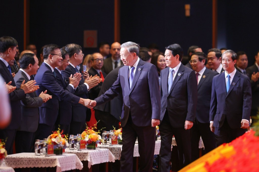 Tổng Bí thư Tô Lâm; Chủ tịch nước Lương Cường; Thủ tướng Chính phủ Phạm Minh Chính; Chủ tịch Quốc hội Trần Thanh Mẫn cùng các đồng chí lãnh đạo Đảng, Nhà nước dự lễ khai giảng năm học 2025-2026 và kỷ niệm 80 năm truyền thống ngành Giáo dục - Ảnh: VGP/Nhật Bắc