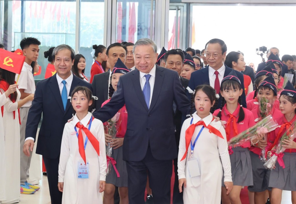 Tổng Bí thư Tô Lâm cùng các đại biểu tới dự khai giảng năm học 2025 – 2026 và kỷ niệm 80 năm truyền thống ngành Giáo dục - Ảnh: VGP