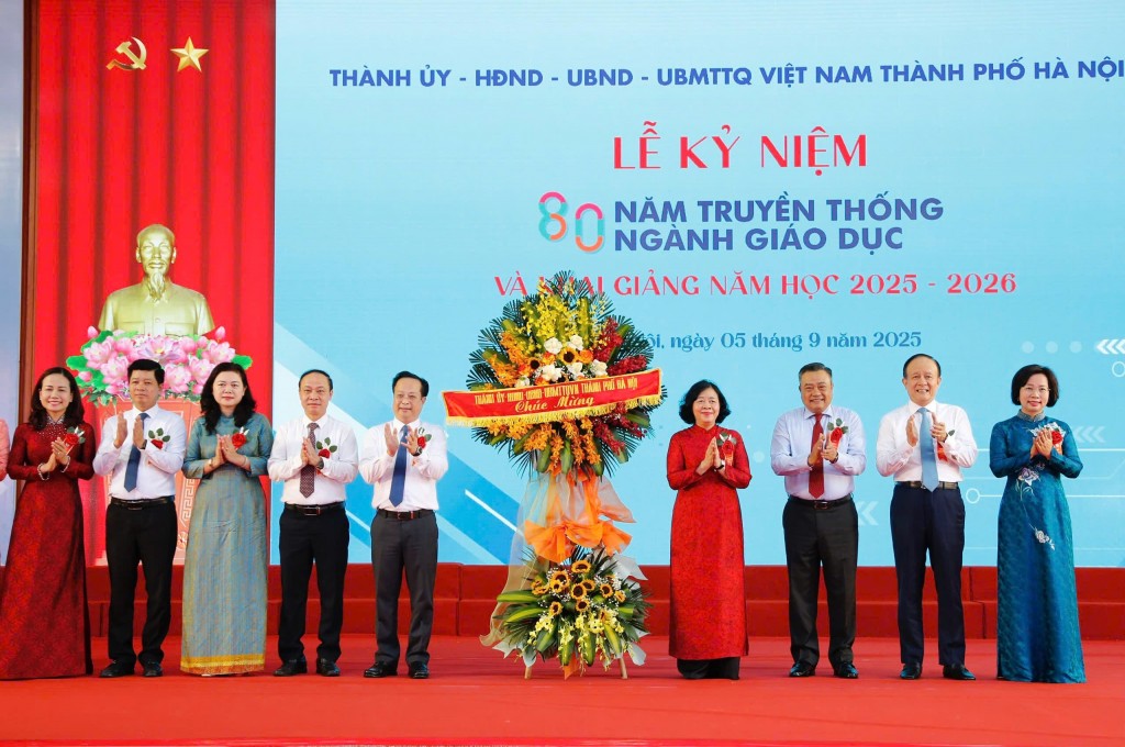 Lãnh đạo TP Hà Nội tặng hoa chúc mừng ngành Giáo dục Thủ đô