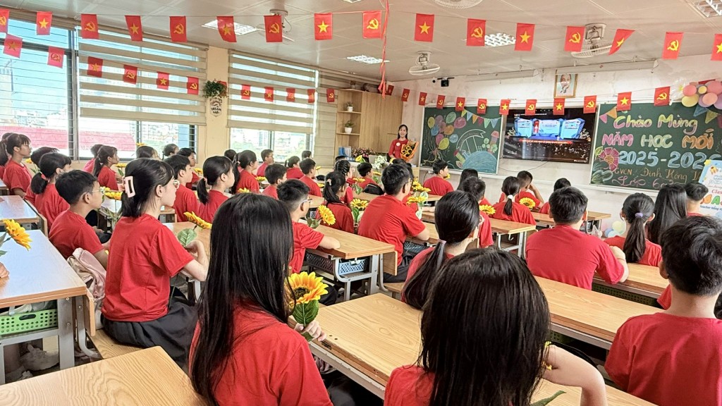 Giây phút lắng đọng khi học sinh toàn trường dõi theo phát biểu khai giảng năm học mới của lãnh đạo Đảng, Nhà nước.
