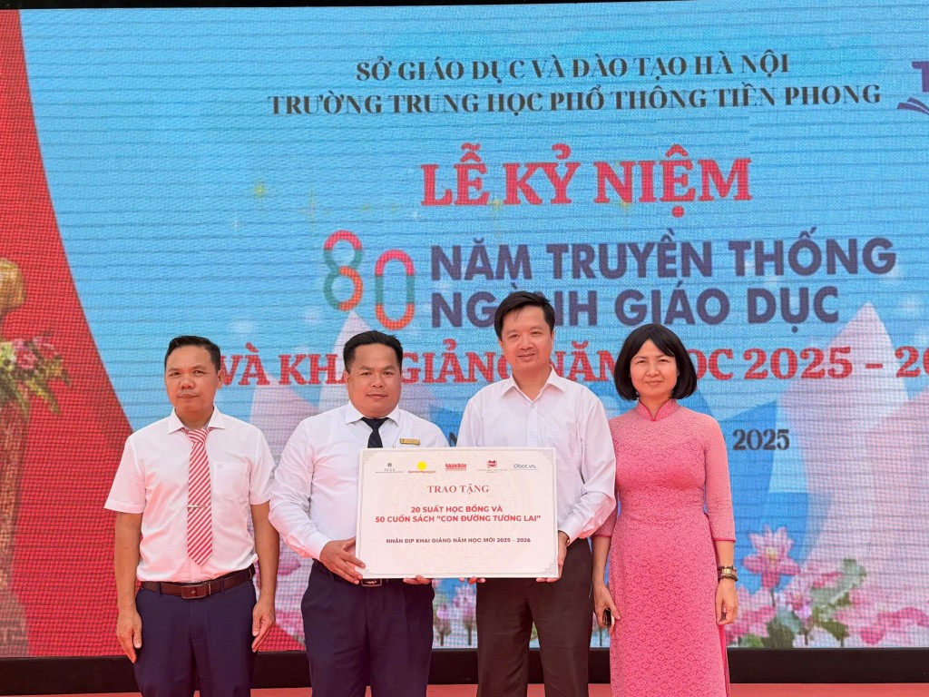 Ban Tổ chức trao học bổng tại trường Tiền Phong