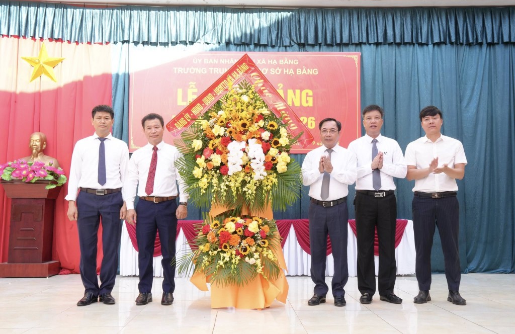 Hơn 10.000 học sinh xã Hạ Bằng hân hoan bước vào năm học mới