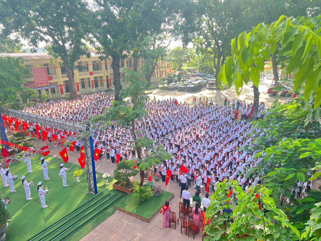 Hơn 10.000 học sinh xã Hạ Bằng hân hoan bước vào năm học mới