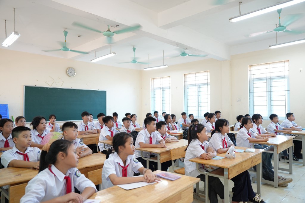 Hơn 10.000 học sinh xã Hạ Bằng hân hoan bước vào năm học mới