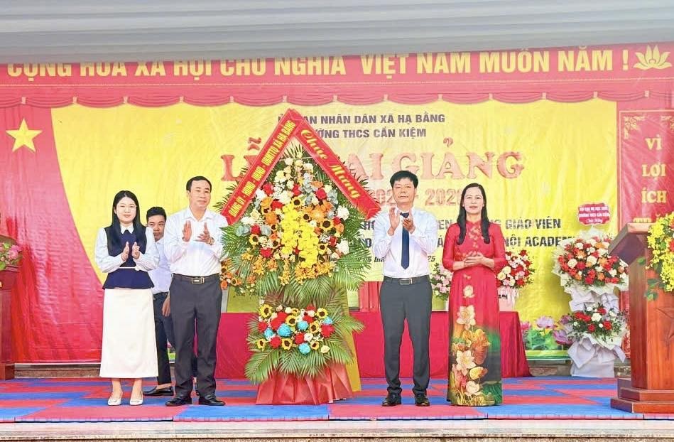Hơn 10.000 học sinh xã Hạ Bằng hân hoan bước vào năm học mới
