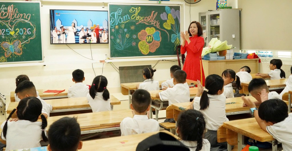 Một. lớp học tại trường Tiểu học Biên Giang đón lễ Khai giảng trực tuyến