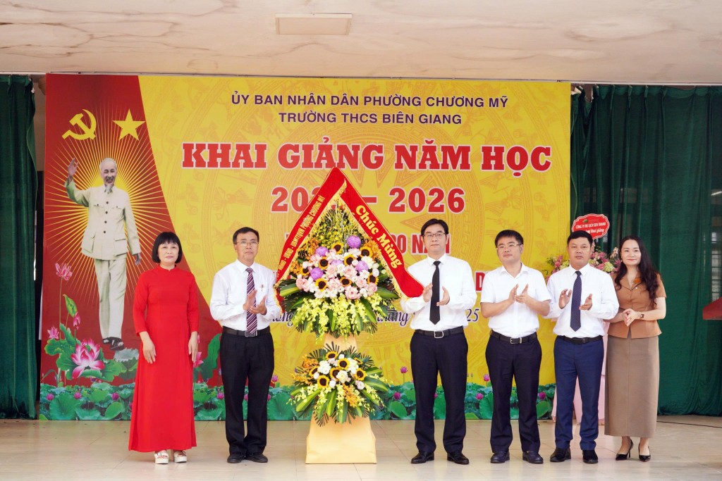 Đồng chí Nguyễn Văn Thắng, Thành uỷ viên, Bí thư Đảng uỷ, Chủ tịch HĐND phường Chương Mỹ tặng hoa, chúc mừng khai giảng trường THCS Biên Giang