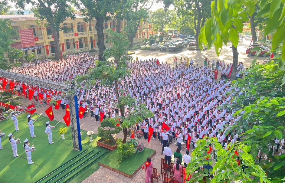 Hơn 10.000 học sinh xã Hạ Bằng hân hoan bước vào năm học mới