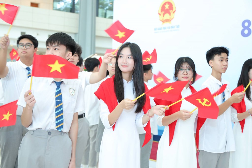 Các em học sinh rạng rỡ tham dự lễ khai giảng năm học mới 2025 - 2026