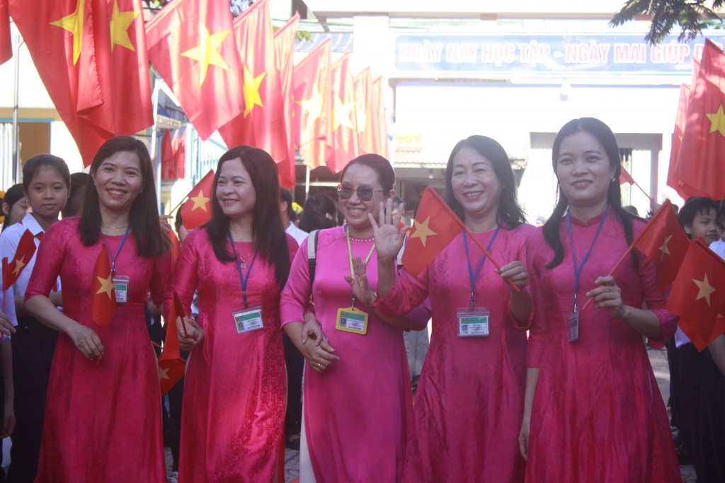 Thầy cô và học sinh Đà Nẵng chào năm học mới với khí thế mới sau hợp nhất (Ảnh Út Vũ)