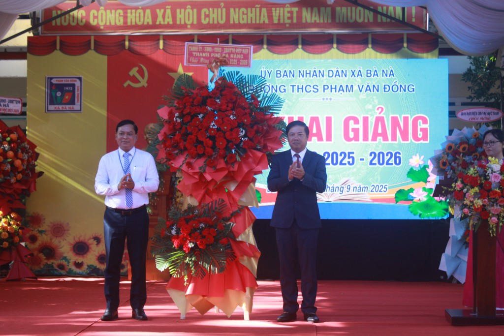 Chủ tịch UBND TP Đà Nẵng Lương Nguyễn Minh Triết dự lễ khai giảng năm học mới tại trường THCS Phạm Văn Đồng, xã Bà Nà (Ảnh Út Vũ)