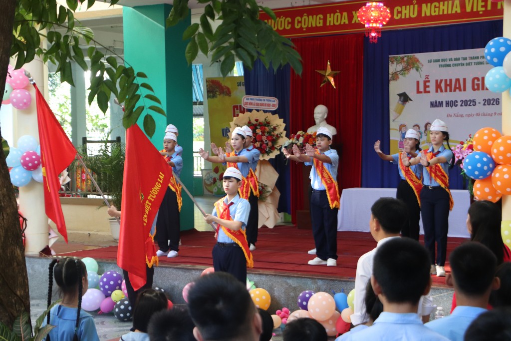 Học sinh khuyết tật ở Đà Nẵng đã hát quốc ca bằng các ký hiệu tay khiến nhiều phụ huynh, giáo viên xúc động (Ảnh Út Vũ)