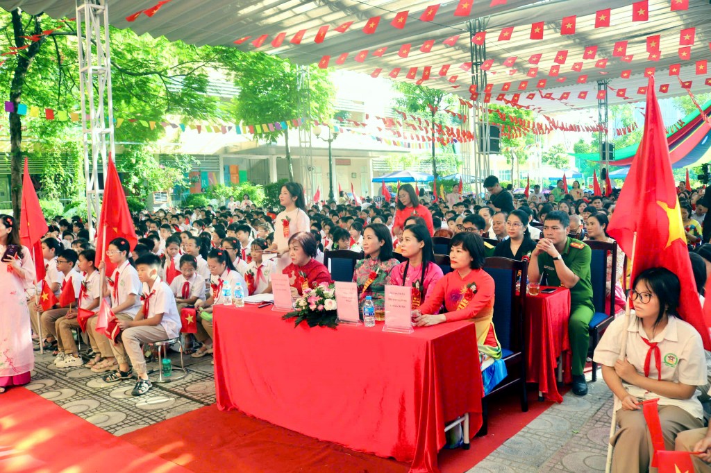 Các đại biểu dự lễ kỷ niệm cùng cô trò trường THCS Tây Mỗ