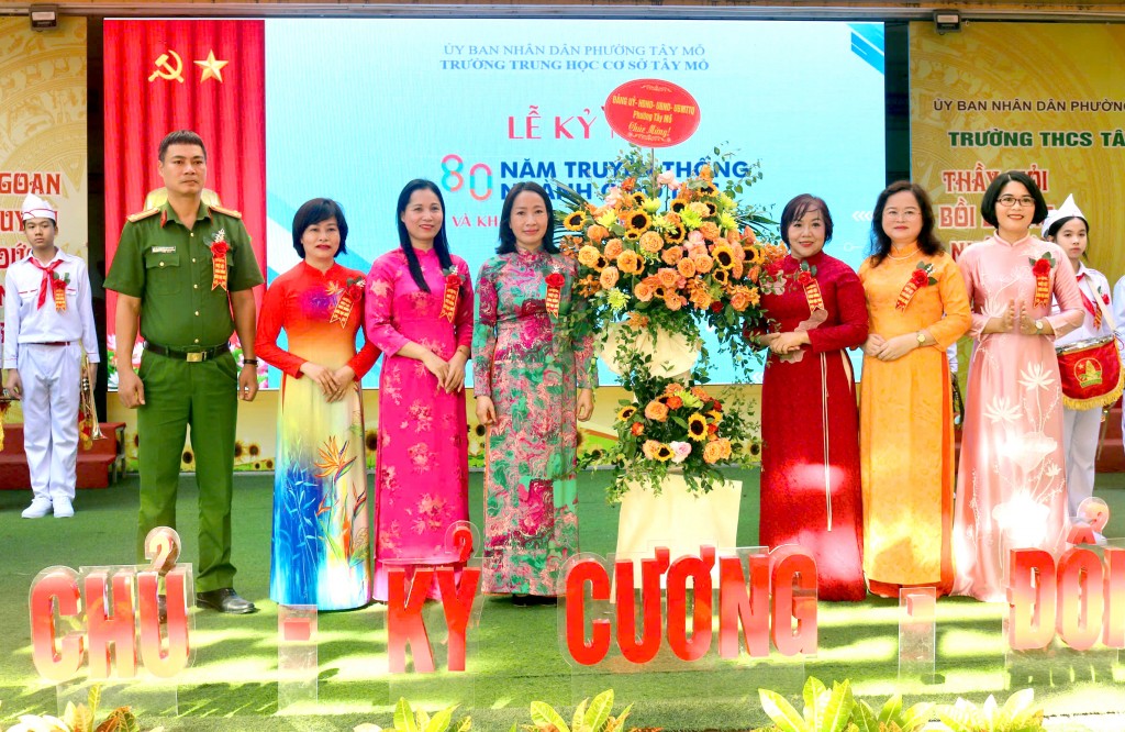 Bí thư Đảng ủy, Chủ tịch HĐND phường Tây Mỗ Hoàng Thị Thúy Hằng tặng hoa chúc mừng cô trò trường THCS Tây Mỗ