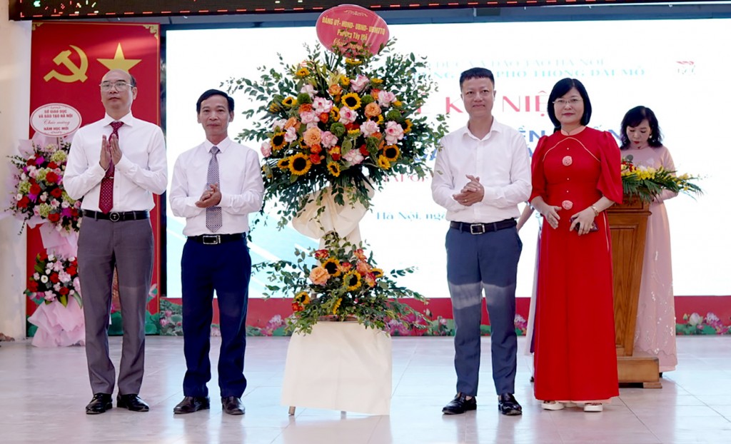Đồng chí Nguyễn Mạnh Hùng - Phó Chủ tịch UBND phường Tây Mỗ tặng hoa chúc mừng trường THPT Đại Mỗ