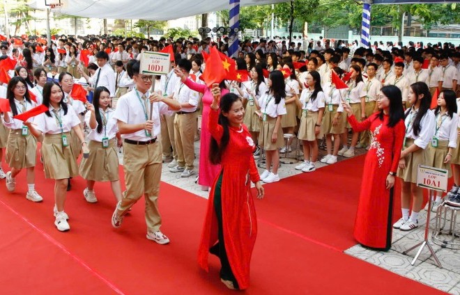 Trường THPT Phan Huy Chú rộn ràng ngày hội đến trường
