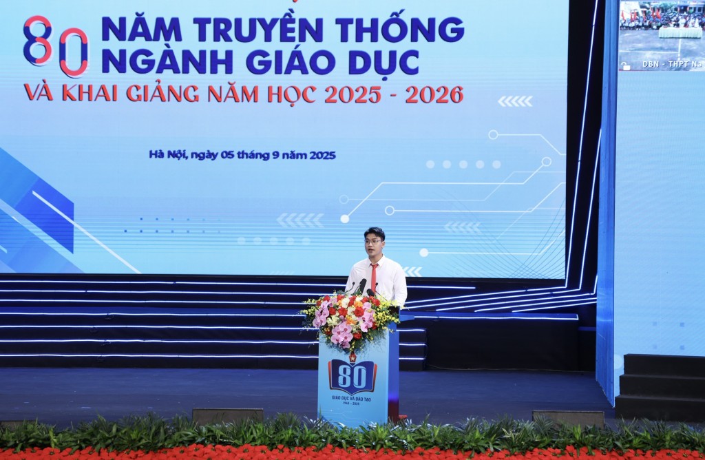 Em Kiều Tuấn Định, sinh viên khóa 67 ngành Bán dẫn, Đại học Bách Khoa Hà Nội, đại diện cho toàn thể các em học sinh, sinh viên trong cả nước, phát biểu - Ảnh: VGP/Đức Tuân