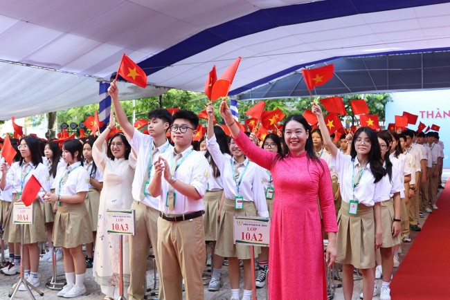 Trường THPT Phan Huy Chú rộn ràng ngày hội đến trường