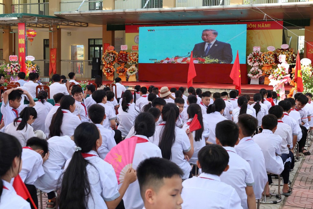 Học sinh trường THCS Tốt Động đón Lễ khai giảng trực tuyến tại sân trường