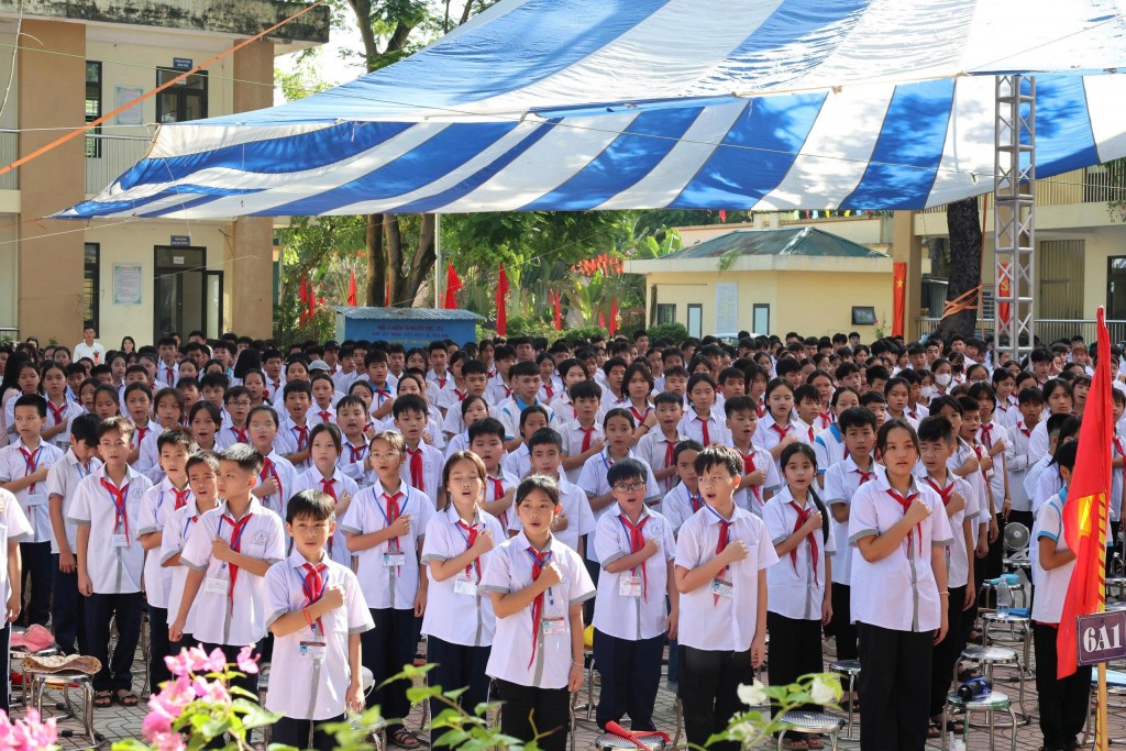Học sinh trường THCS Tổt Động thực hiện nghi lễ chào cờ