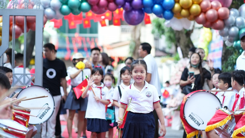 Các em học sinh trường Tiểu học Tây Sơn hân hoan chào năm học mới