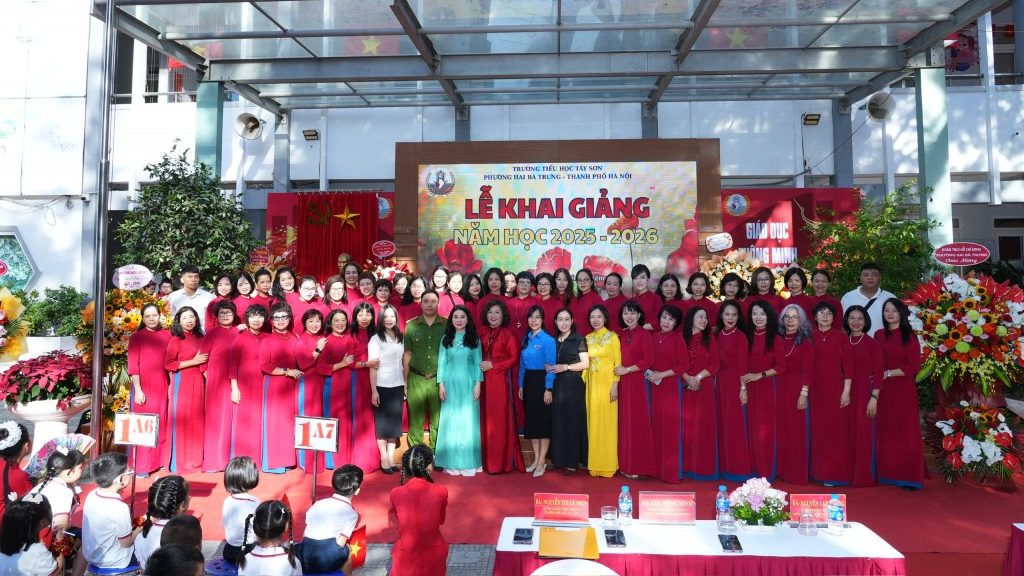 Thầy cô và các vị đại biểu chụp ảnh lưu niệm tại lễ khai giảng 