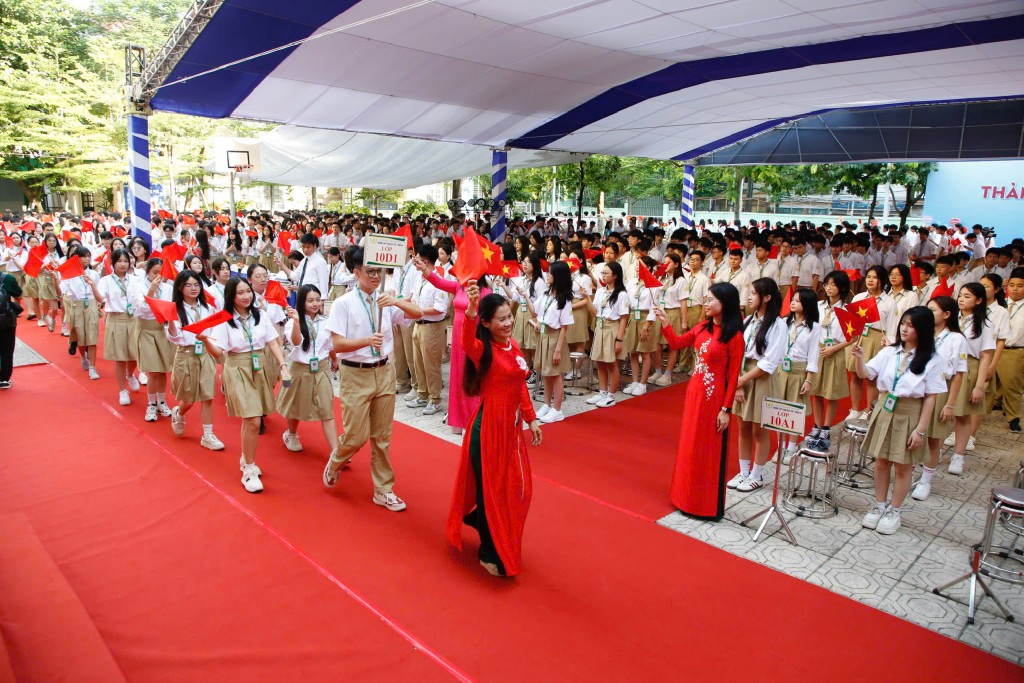 Trường THPT Phan Huy Chú rộn ràng ngày hội đến trường