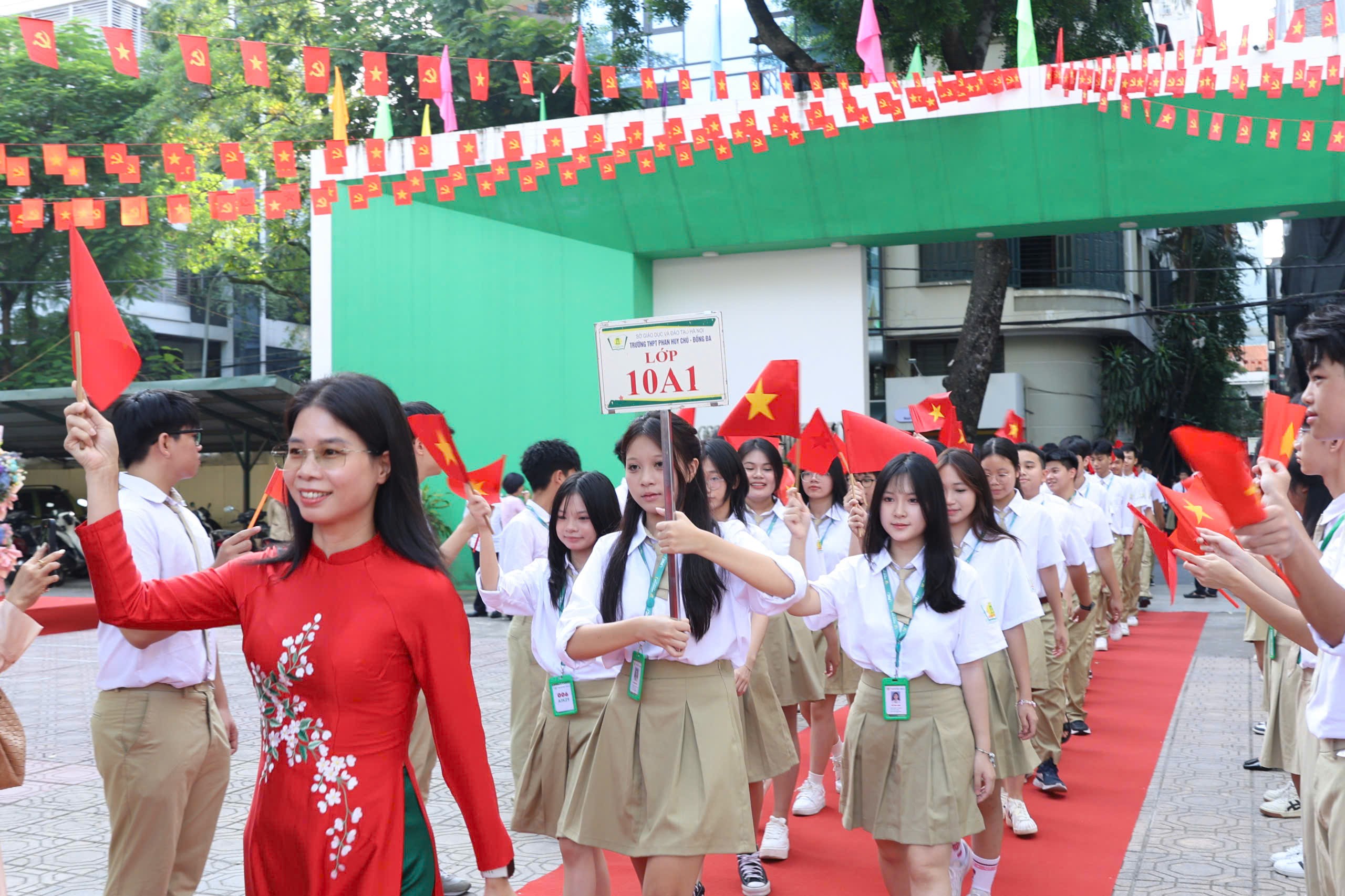 Trường THPT Phan Huy Chú rộn ràng ngày hội đến trường