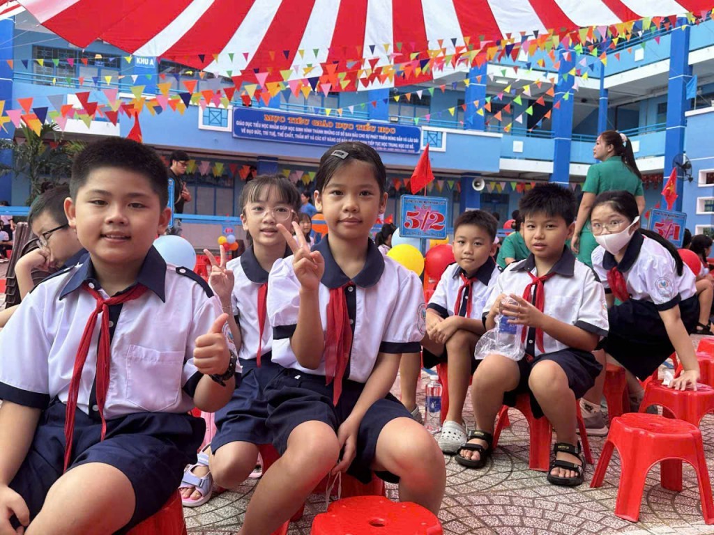 Các em học sinh tại trường tiểu học Nguyễn Thanh Tuyền (quận Tân Bình cũ) vui vẻ trước thềm khai giảng