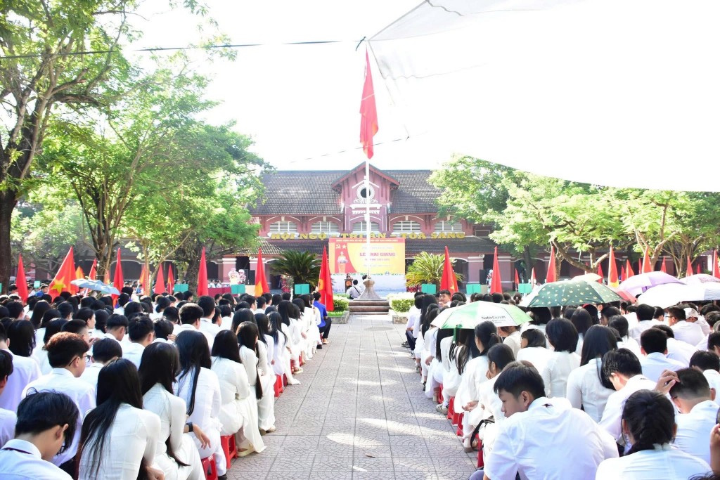Lễ khai giảng năm học mới tại trường THPT chuyên Quốc Học Huế