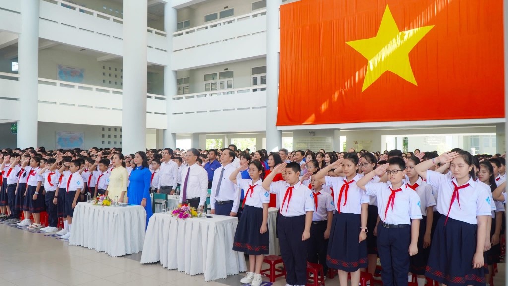 Phó Chủ tịch Thường trực UBND thành phố Huế Nguyễn Thanh Bình dự lễ khai giảng tại trường THCS Nguyễn Tri Phương